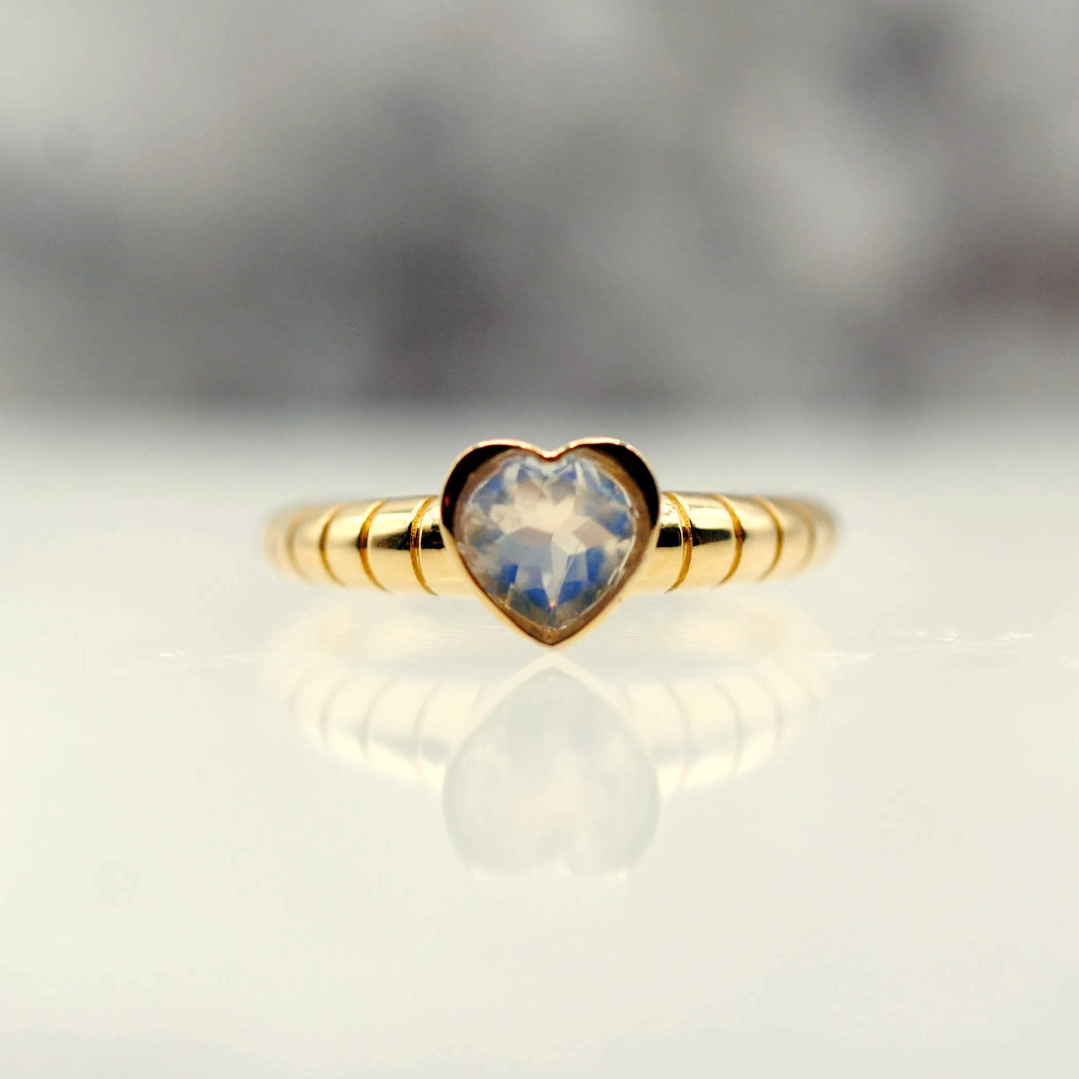 14k Yellow Gold 1.00 ct Rainbow Moonstone Sweetheart Ring