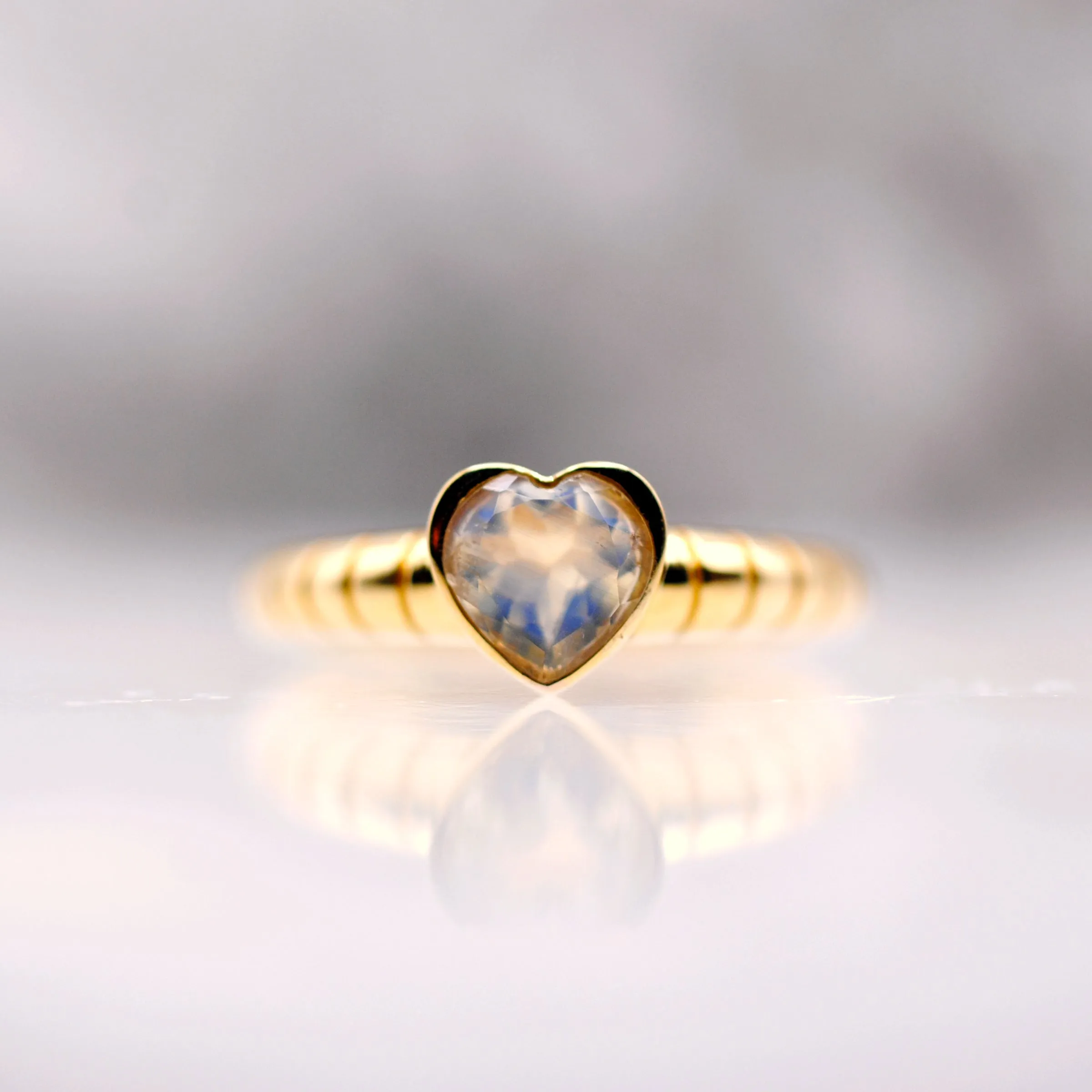 14k Yellow Gold 1.00 ct Rainbow Moonstone Sweetheart Ring