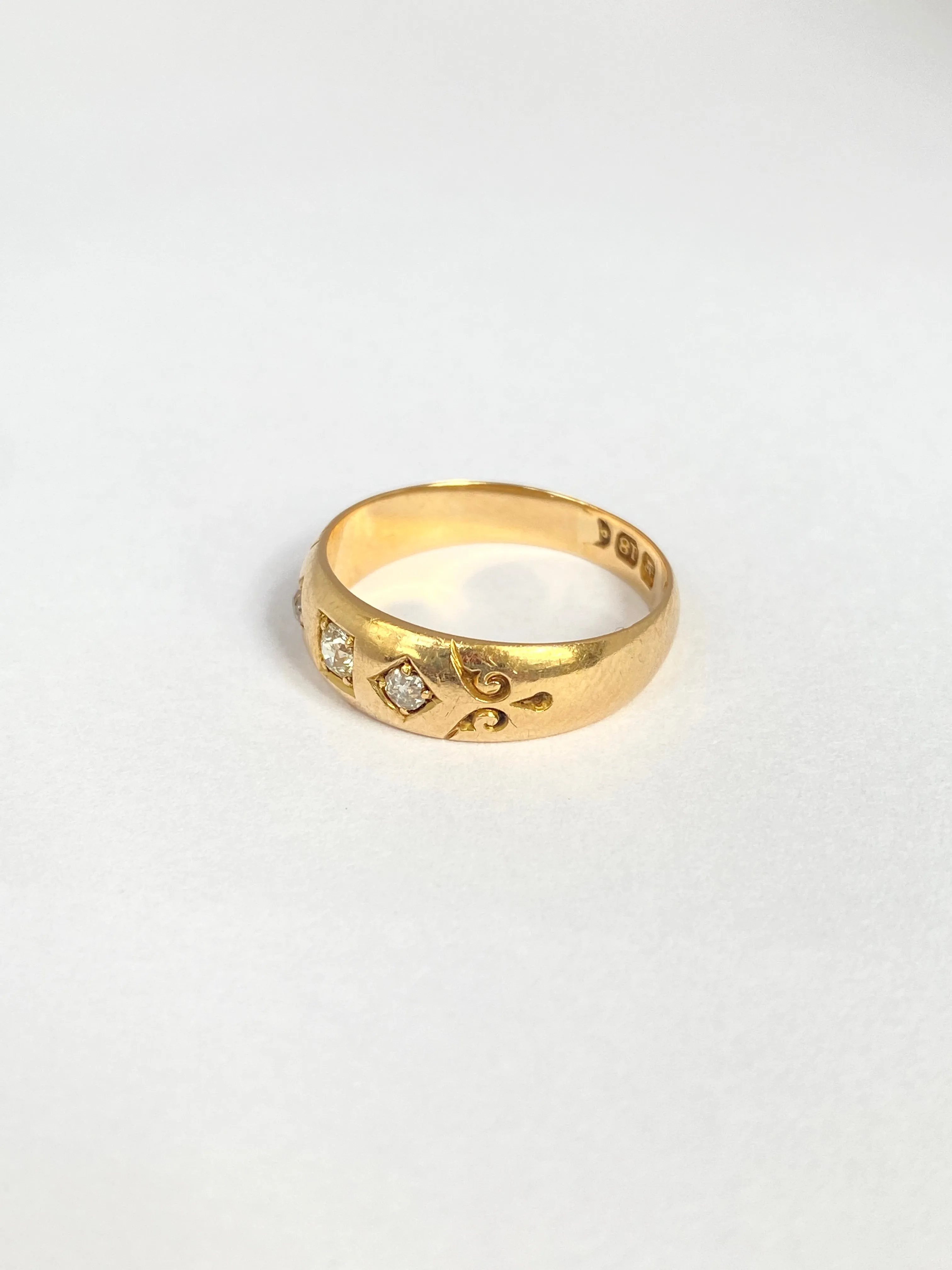 Antique, 18ct Gold, 3 stone, Old Cut Diamond Ring, Hallmarked 18ct Gold. (3.81g)