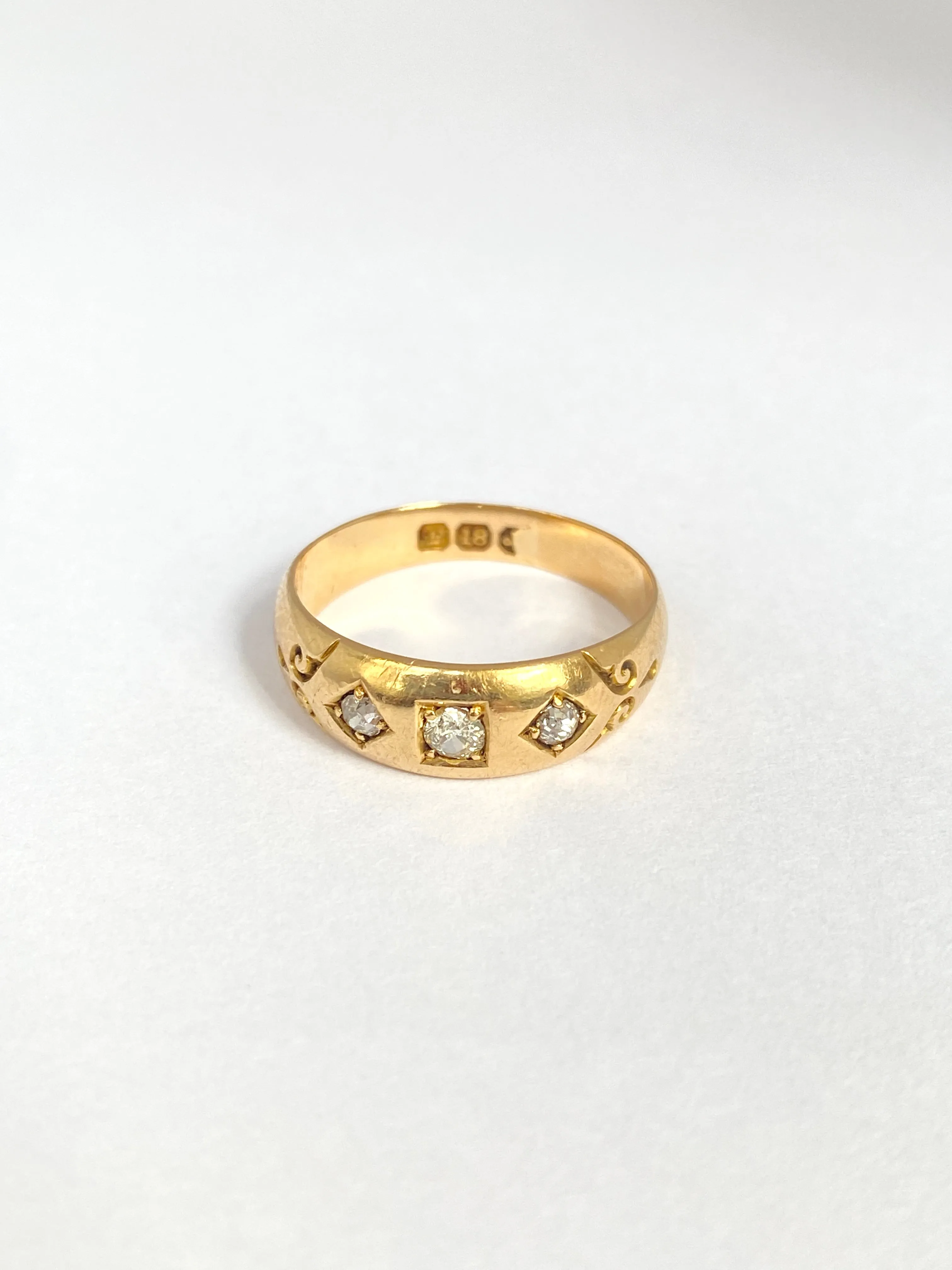 Antique, 18ct Gold, 3 stone, Old Cut Diamond Ring, Hallmarked 18ct Gold. (3.81g)