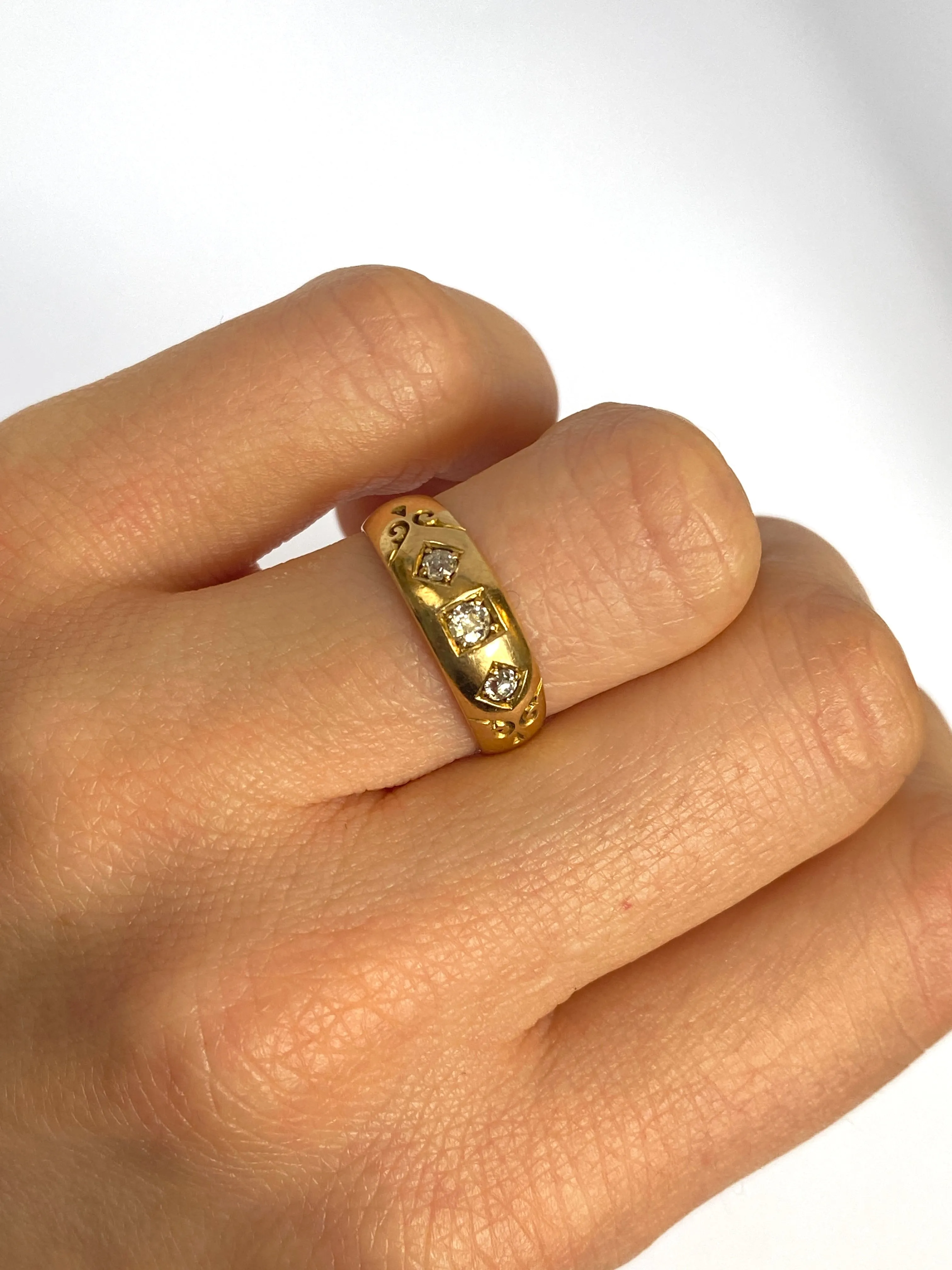 Antique, 18ct Gold, 3 stone, Old Cut Diamond Ring, Hallmarked 18ct Gold. (3.81g)