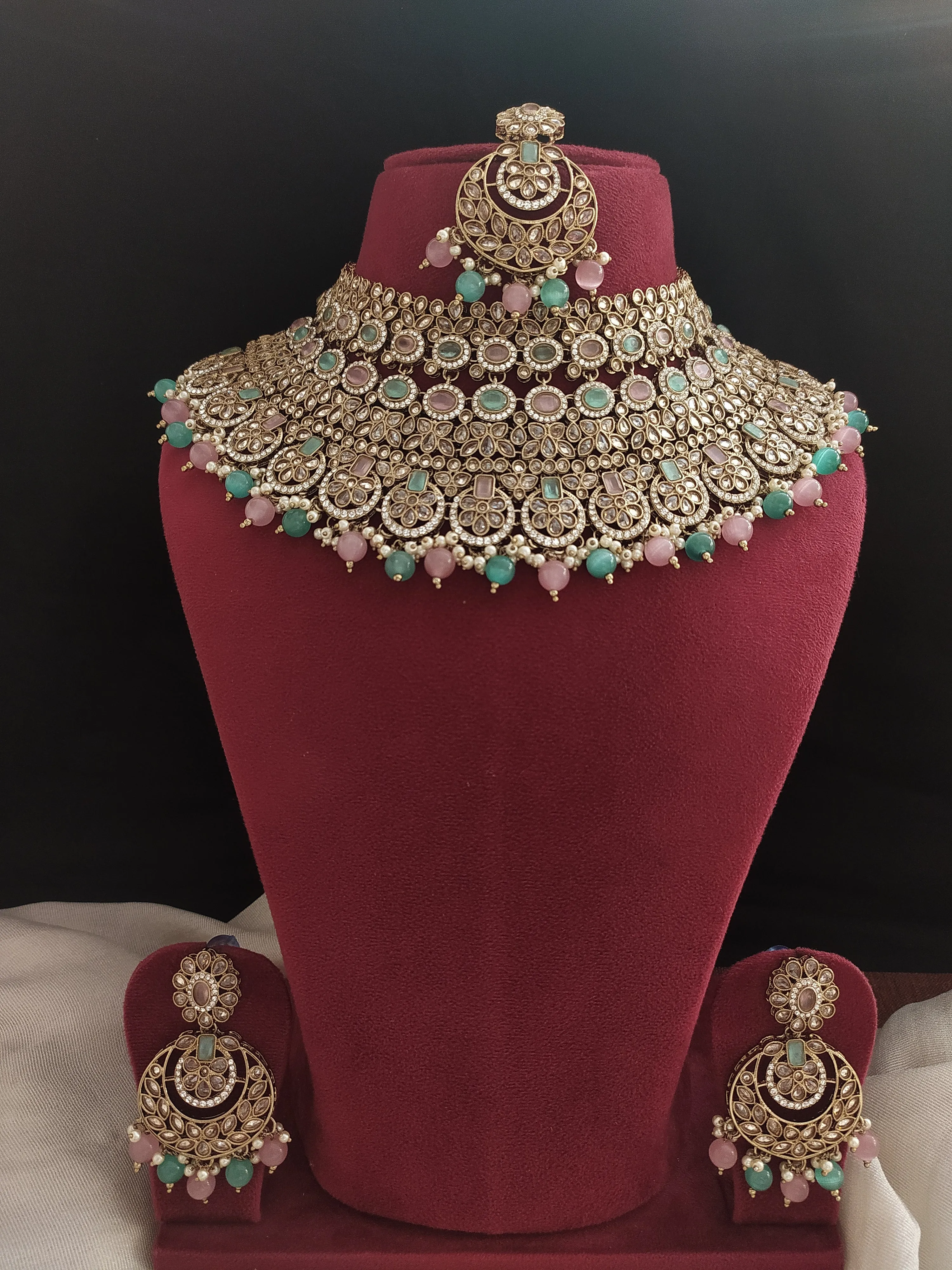 Radiate Regal Brilliance With The Heavy Uncut Polki Mehandi Choker Set