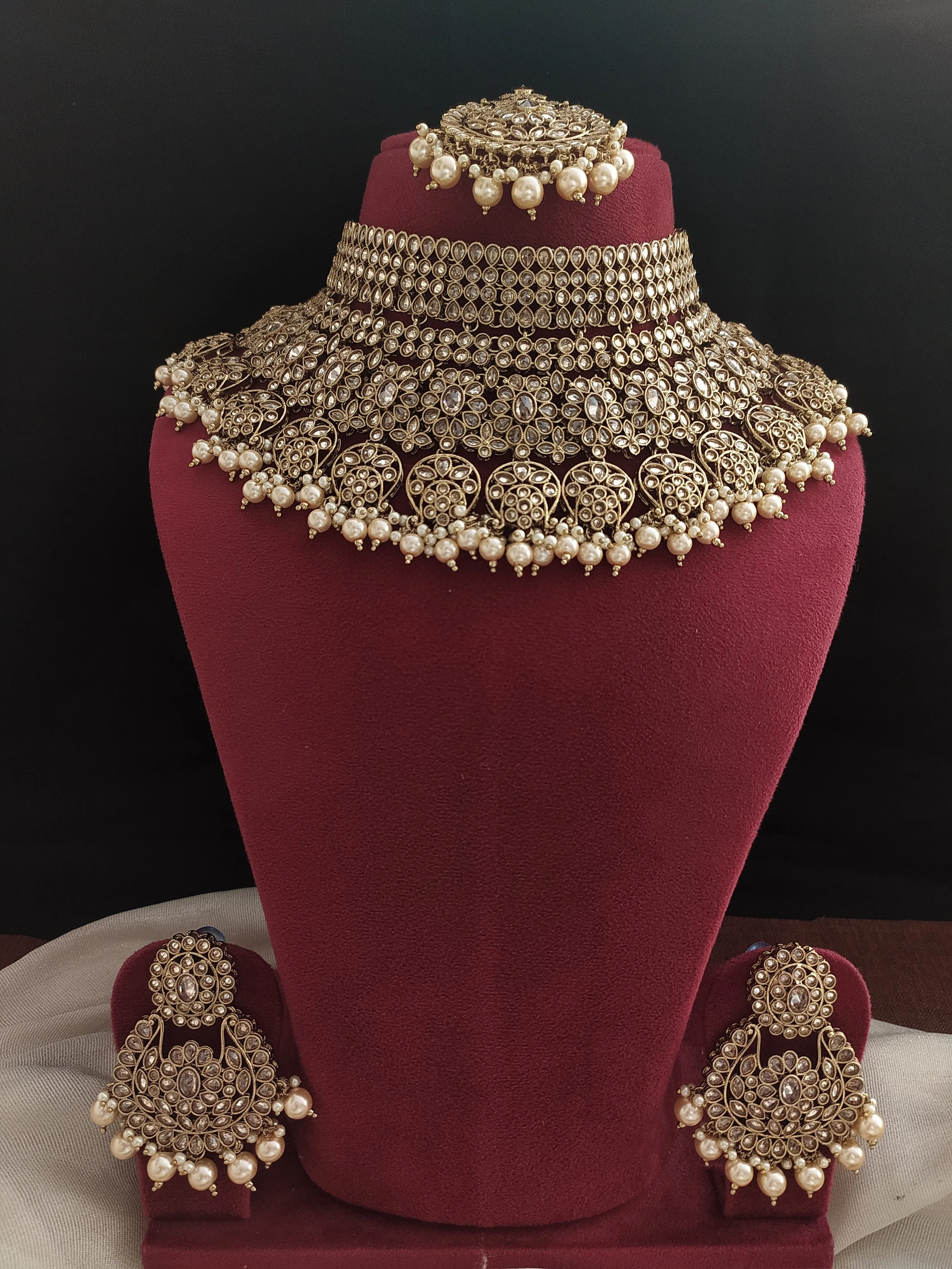 Radiate Timeless Beauty With Our Captivating Uncut Polki Bridal Choker Set